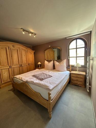 a bedroom with a large bed and a window at Helle Souterrain-Wohnung mit eigenem Eingang in Erftstadt