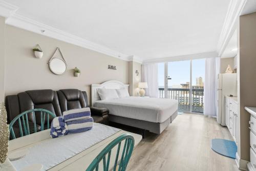 een hotelkamer met twee bedden en een balkon bij Daytona Beach Resort 1004 in Ortona