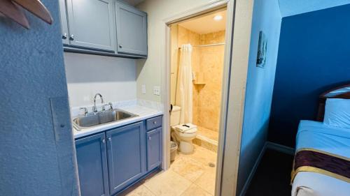 un piccolo bagno con lavandino e WC di Hotel Monte Carlo a Kissimmee