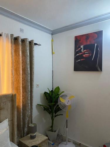 Cette chambre dispose d'un ventilateur et d'une peinture murale. dans l'établissement Casa Bellah Sunset, à Watamu