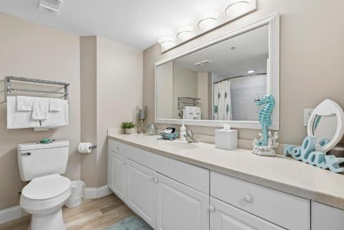 een badkamer met een toilet en een grote spiegel bij Daytona Beach Resort 1004 in Ortona