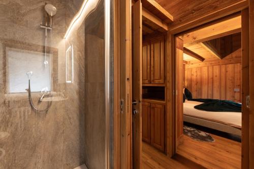 een badkamer met een douche en een slaapkamer bij Maisons Grandes Murailles in Valtournenche