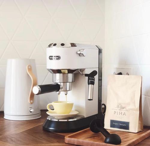 een koffiezetapparaat naast een doos bij Splendide Appartement a coté de la Mer Calme 2 Room Wifi Tramway in Nice