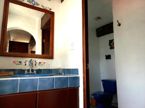 un bagno con lavandino e specchio di La Casa del Sol - Cuernavaca a Cuernavaca