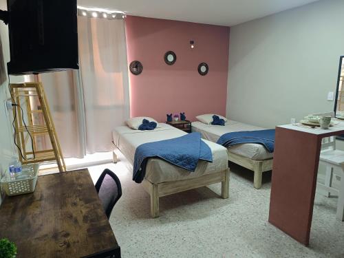 een slaapkamer met twee bedden en een tafel en een tafel sidx sidx sidx bij Habitación 102 Cordoba Centro Estacionamiento in Córdoba