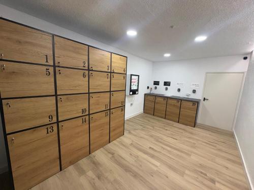 een kleedkamer met houten kluisjes in een fitnessruimte bij Nórdico -Apartamentos Birdie- in Albacete