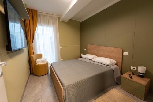 a small bedroom with a bed and a window at B&B Maison Sophie SOVERATO MARINA in Soverato Marina