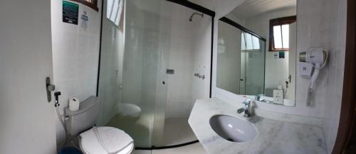 een badkamer met een toilet, een wastafel en een douche bij HOTEL CAMPO ALEGRE in Campo Alegre
