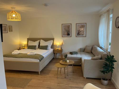 een woonkamer met een bed en een bank bij Fewo Eirich in Günzburg