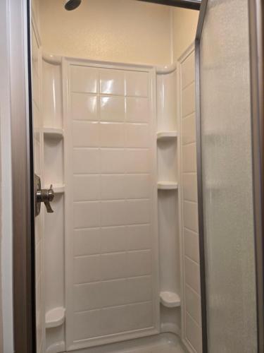 een inloopkast met een witte deur en planken bij Shahan Oasis in Little Elm