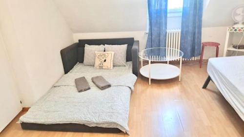 una camera da letto con un letto con un tavolo e una sedia di Zurich HB Station Studio, Leon a Zurigo
