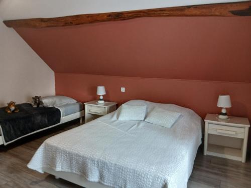 En eller flere senge i et værelse på Gite Chambres d Hotes des Péguets