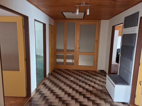 un couloir d'une maison avec des portes en verre dans l'établissement Penzion TOMI, à Pribylina