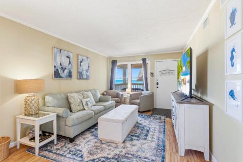 een woonkamer met een bank en een tv bij AV2-3E - Don't Blink in Croatan Shores