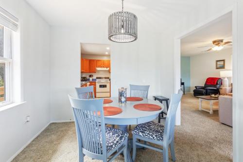 Khu vực ghế ngồi tại 8635 - High on the Hill