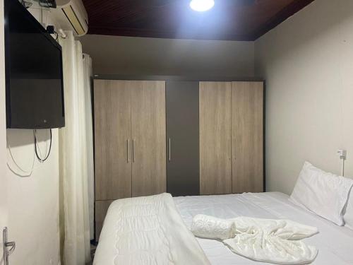 En eller flere senge i et værelse på Mara e Jorge Suites Beira Mar