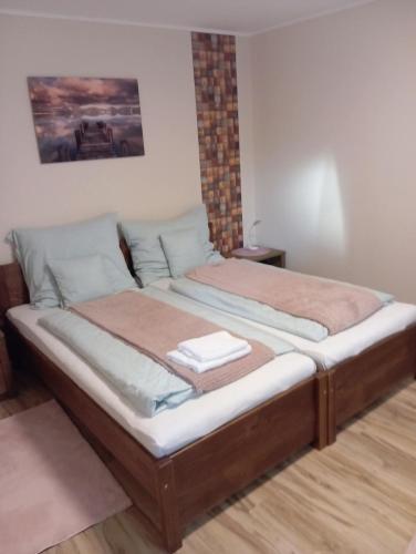 Postel nebo postele na pokoji v ubytování Jósva Vendégház Sárospatak