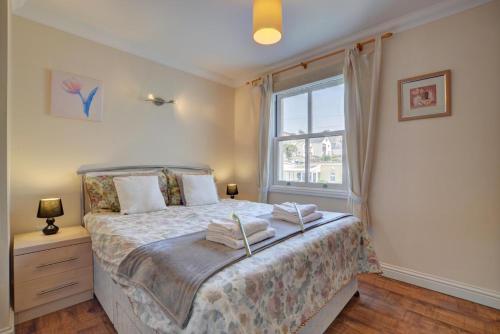 Giường trong phòng chung tại 2 Bed in Woolacombe oc-sandd