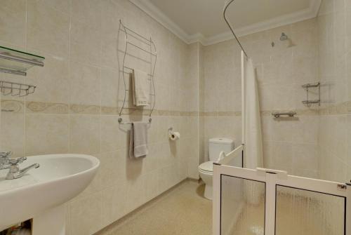 Phòng tắm tại 2 Bed in Woolacombe oc-sandd