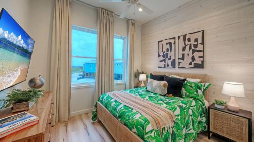 een slaapkamer met een bed en een raam bij 2 Homes Sleeps 22 2 Private Pools Firepit Steps to Beach Boardwalk Access in Mustang Beach