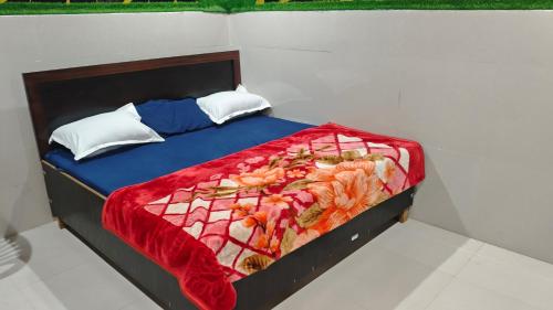 Giường trong phòng chung tại Krishan kripa dham near banke bihari g temple 400 mtr