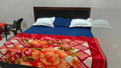 Giường trong phòng chung tại Krishan kripa dham near banke bihari g temple 400 mtr