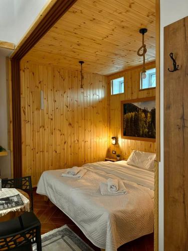 Llit o llits en una habitació de Dardha INN