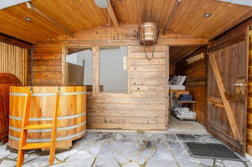 Et badeværelse på Duna - Japandi B&B met topontbijt & wellness