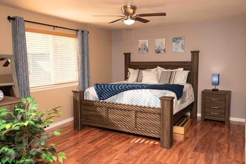 een slaapkamer met een bed en een plafondventilator bij InHomeStays in Lakewood