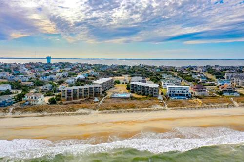 une vue aérienne de la plage et de l'océan dans l'établissement C323C - Keep On Duckin', à Duck