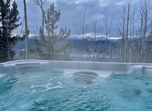 een jacuzzi met uitzicht op de bergen bij Secluded Custom 5 BR with Panoramic Mountain Views in Alma