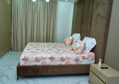 a bedroom with a bed with pillows on it at Yadal Home in Darou Rhamane