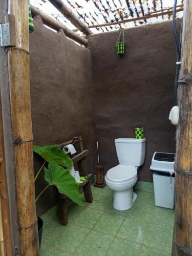 a bathroom with a toilet in a room at Cielo y Tierra in Santa Cruz