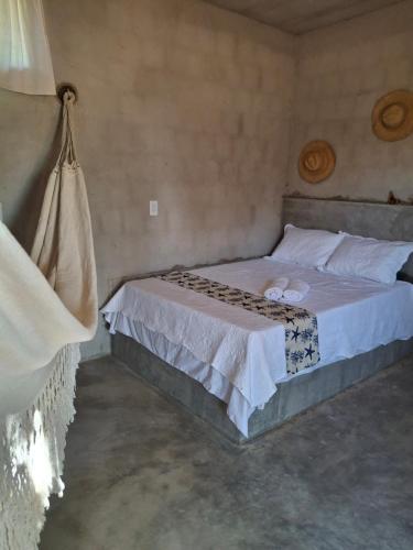 a bedroom with a bed in a room at Yahweh Guriú in Camocim