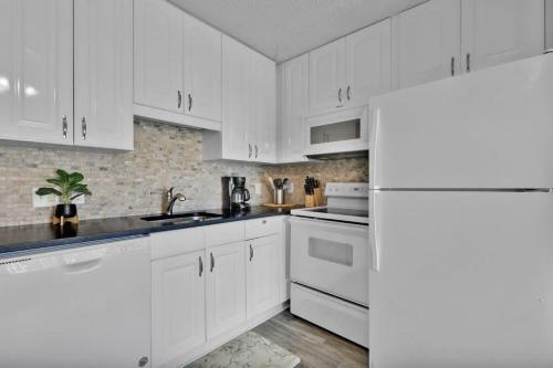 Nhà bếp/bếp nhỏ tại OV A-104 Ocean Villa - Ocean Front Resort Sleeps