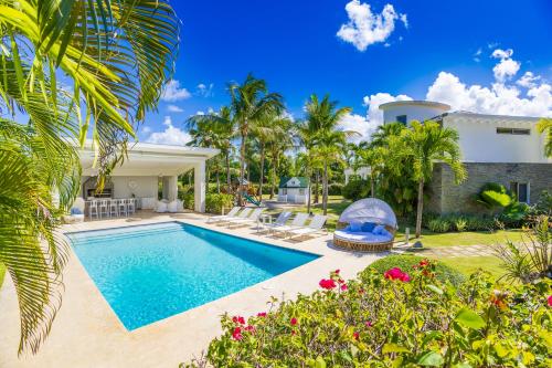 Villa Desiree - Luxury Golf-Course Villa with Pool, BBQ, Playground & Maid