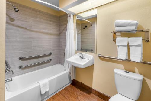 een badkamer met een toilet, een wastafel en een douche bij Red Lion Inn & Suites Blue Springs in Blue Springs