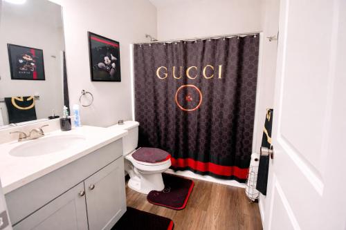 een badkamer met toilet en douchegordijn bij The Aristocrat's Abode in Stockbridge