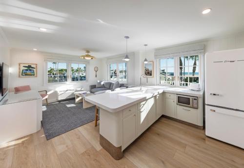 Kuchyň nebo kuchyňský kout v ubytování Bay Shores Peninsula Hotel