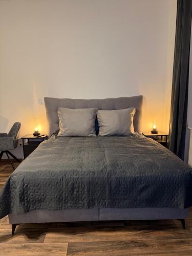 una camera da letto con un grande letto con un piumone grigio di Apartmán Pardubice 3 a Pardubice