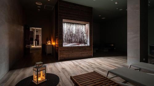 Cette chambre dispose d'une fenêtre et d'une table avec une lampe. dans l'établissement Apartment Snow & Spa Czarna Góra Resort, à Sienna