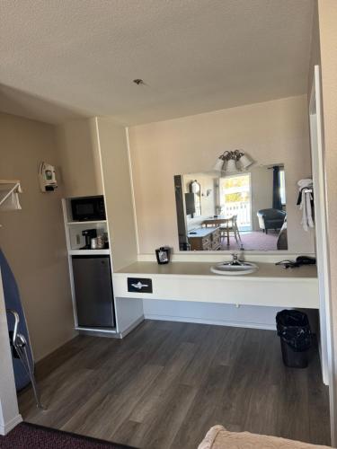 un soggiorno con lavandino e specchio di Bayview Inn a Crescent City