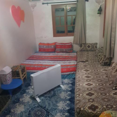 Dar Imoughlad في مراكش: غرفة بها سرير وجهاز تلفزيون