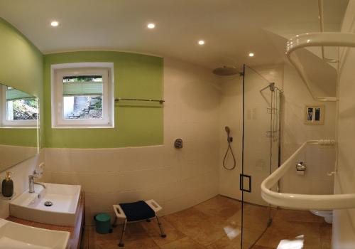 Koupelna v ubytování Modernes Chalet mit Terrasse und Parkplatz in den Alpen