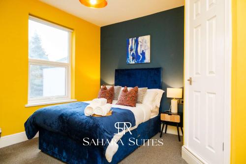 En eller flere senge i et værelse på Spacious 6BR Near Derby City & Pride Park