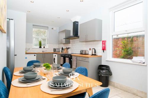 Køkken eller tekøkken på Spacious 6BR Near Derby City & Pride Park