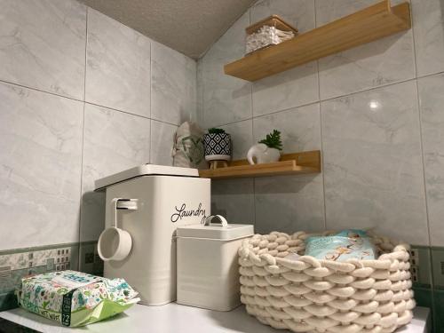 een kinderbadkamer met een toilet en een wasmand bij Студио за гости Петрови in Bansko