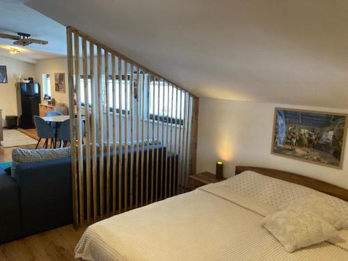 ein Schlafzimmer mit einem Bett und einer Treppe darin in der Unterkunft Студио за гости Петрови in Bansko