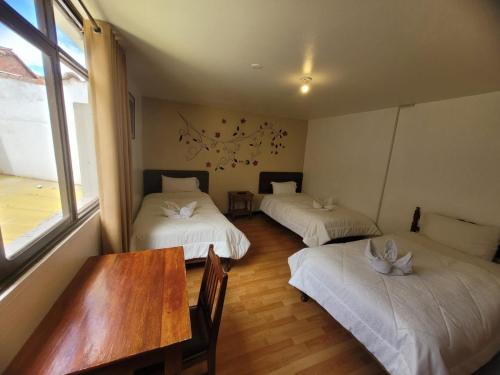 En eller flere senge i et værelse på HOTEL HUAYNAPATA Pardo