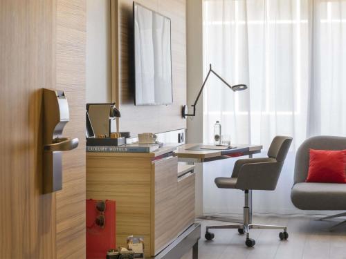 TV a/nebo společenská místnost v ubytování Novotel Campo De Las Naciones